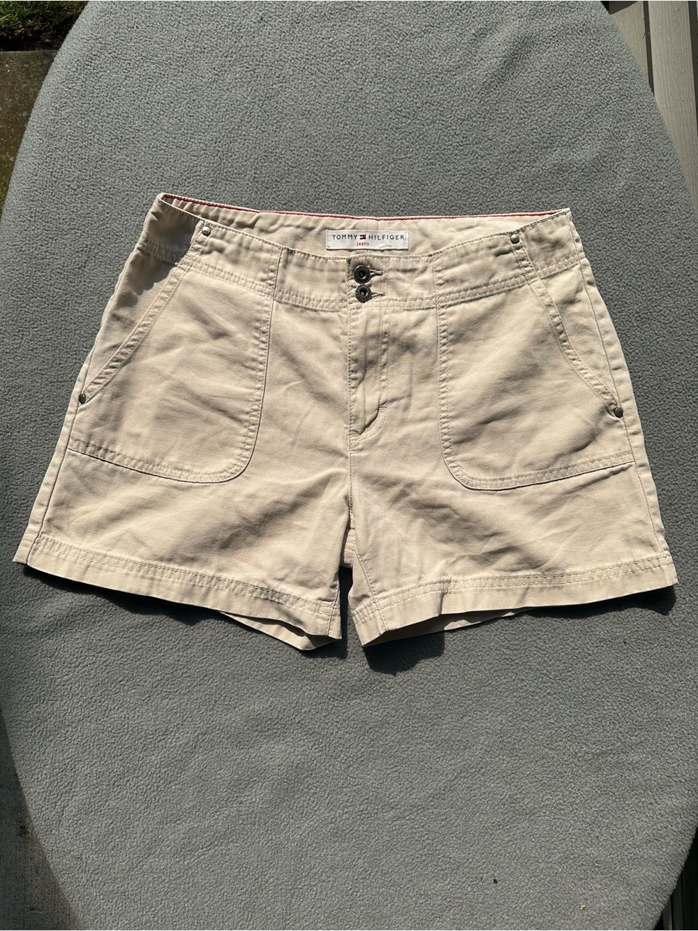 Tommy Hilfiger Women's Cream Casual Utility Shorts